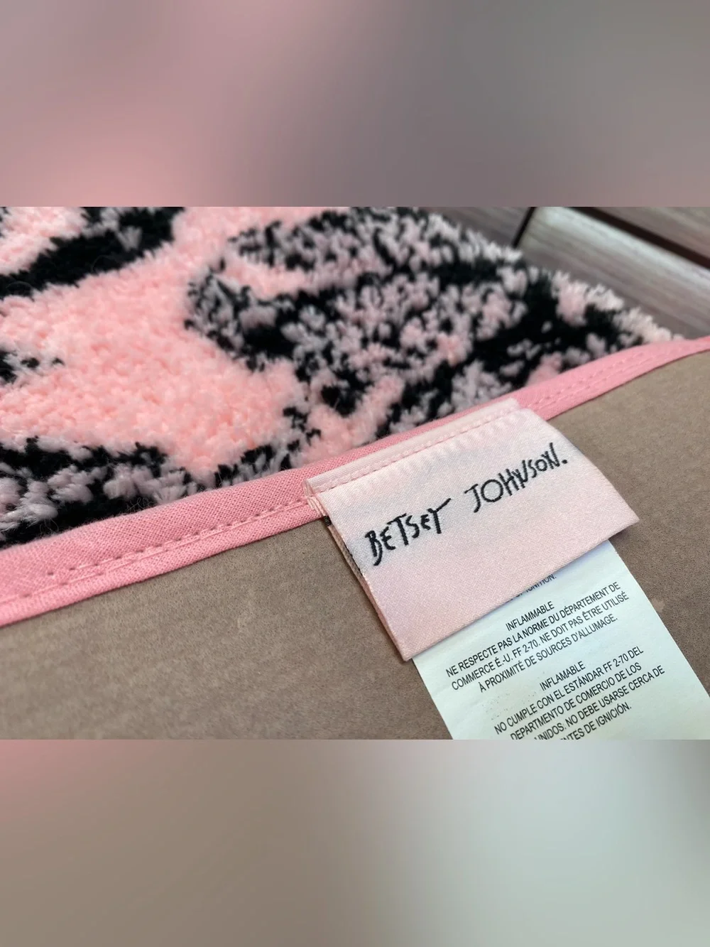 Betsey Johnson ❤️So soft Bow pattern Bath Rug Pink 20x32” New